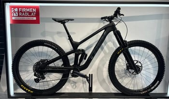 Schwarzes Trek Mountainbike mit Federung und Schriftzug am Rahmen.