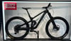 Schwarzes Trek Mountainbike mit Federung und Schriftzug am Rahmen.