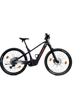 Lila E-Bike mit orangefarbenem Lapierre-Schriftzug und schwarzen Rädern.