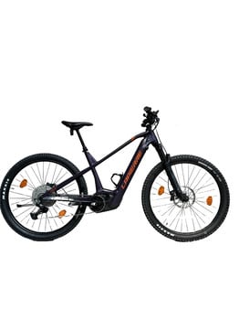 Lila E-Bike mit orangefarbenem Lapierre-Schriftzug und schwarzen Rädern.