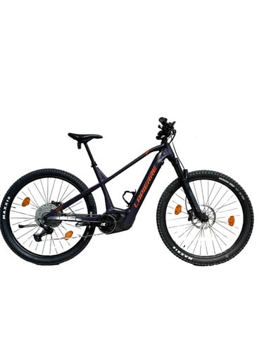 Lila E-Bike mit orangefarbenem Lapierre-Schriftzug und schwarzen Rädern.