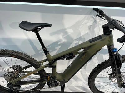 Grünes Mountainbike mit Federung und breiten Reifen. Grünes Mountainbike mit Federung und breiten Reifen.