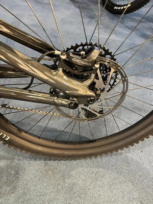 Detail eines Mountainbike-Hinterrads mit Scheibenbremse und Kassette. Detail eines Mountainbike-Hinterrads mit Scheibenbremse und Kassette.