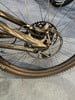 Detail eines Mountainbike-Hinterrads mit Scheibenbremse und Kassette.