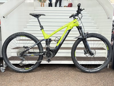 Grünes Mountain-Elektrofahrrad mit Federung auf einer Treppe. Grünes Mountain-Elektrofahrrad mit Federung auf einer Treppe.