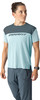 Frau in blau-grauem Dynafit-Shirt und Hose mit Logo.