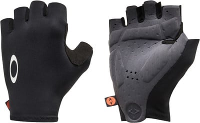 Schwarze Fingerlose Fahrradhandschuhe mit Oakley-Logo auf der linken Hand.