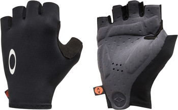 Schwarze Fingerlose Fahrradhandschuhe mit Oakley-Logo auf der linken Hand.