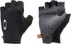 Schwarze Fingerlose Fahrradhandschuhe mit Oakley-Logo auf der linken Hand.