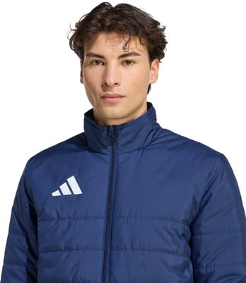 Ein Mann in einer dunkelblauen Jacke mit Adidas-Logo auf der Brust. Ein Mann in einer dunkelblauen Jacke mit Adidas-Logo auf der Brust.