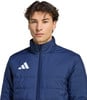 Ein Mann in einer dunkelblauen Jacke mit Adidas-Logo auf der Brust.