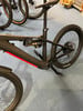 Schwarzes E-Mountainbike mit Federung und rotem Streifen.