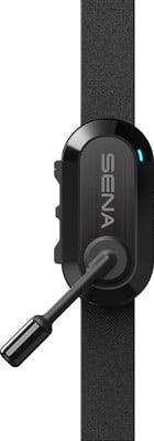 Ein schwarzes Mikrofon mit SENA-Logo auf einem Textilband, mit blauer LED. Ein schwarzes Mikrofon mit SENA-Logo auf einem Textilband, mit blauer LED.