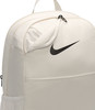Beiger Nike-Rucksack mit schwarzem Logo und offener Fronttasche.