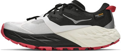 Schwarzer und weißer Hoka Laufschuh mit roter Sohle und Markenlogo. Schwarzer und weißer Hoka Laufschuh mit roter Sohle und Markenlogo.