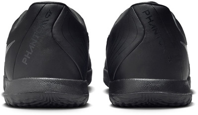 Fekete futballcipők Nike logóval és PHANTOM felirattal. Fekete futballcipők Nike logóval és PHANTOM felirattal.
