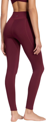 Frau in dunkelweinroten Leggings und Sport-BH Frau in dunkelweinroten Leggings und Sport-BH