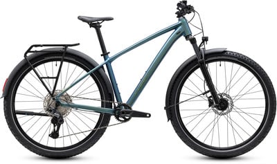 Mountainbike mit Gepäckträger und Schutzblechen auf weißem Hintergrund.