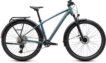 Mountainbike mit Gepäckträger und Schutzblechen auf weißem Hintergrund.