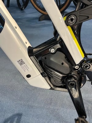 Detail eines Elektrofahrrads mit Shimano-Antrieb und QR-Code-Aufkleber. Detail eines Elektrofahrrads mit Shimano-Antrieb und QR-Code-Aufkleber.