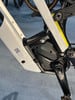 Detail eines Elektrofahrrads mit Shimano-Antrieb und QR-Code-Aufkleber.