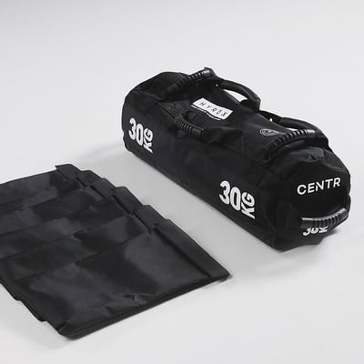 Schwarze Trainingsmatte mit 30 kg und mehreren kleinen schwarzen Beuteln. Schwarze Trainingsmatte mit 30 kg und mehreren kleinen schwarzen Beuteln.