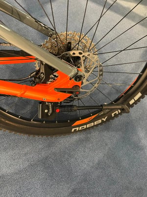 Hinterrad eines Mountainbikes mit Scheibenbremse und Ständer. Hinterrad eines Mountainbikes mit Scheibenbremse und Ständer.