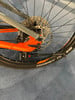 Hinterrad eines Mountainbikes mit Scheibenbremse und Ständer.