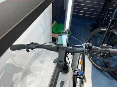 Lenker eines E-Bikes mit Bosch-Display und Klingel. Lenker eines E-Bikes mit Bosch-Display und Klingel.