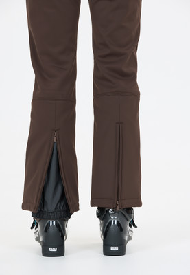 Detail von Skifahrers Beinen in brauner Hose und Skischuhen. Detail von Skifahrers Beinen in brauner Hose und Skischuhen.