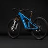 Ein blaues Cube Mountain-E-Bike mit Federung und schwarzen Rädern.