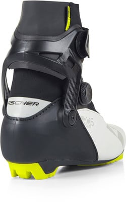 Fischer Skischuh mit BOA-System und Carbonrahmen. Fischer Skischuh mit BOA-System und Carbonrahmen.
