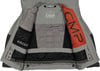 Die Innenseite einer grauen Jacke mit orangefarbenem Futter und CMP-Logo.