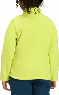 Rückansicht eines Mädchens in einer leuchtend gelben Fleecejacke und dunkelblauen Hosen. Rückansicht eines Mädchens in einer leuchtend gelben Fleecejacke und dunkelblauen Hosen.