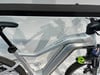 Silbernes E-Bike mit 'e bock'-Logo auf dem Schutzblech.