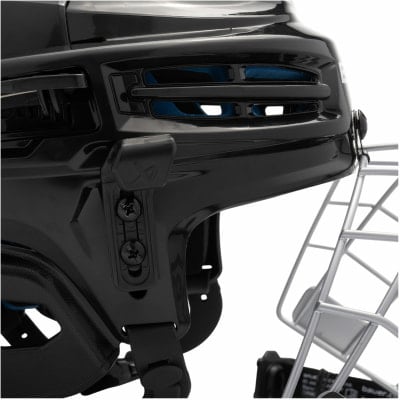 Nahaufnahme eines schwarzen Hockeyhelms mit Gitter und Schrauben. Nahaufnahme eines schwarzen Hockeyhelms mit Gitter und Schrauben.