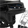 Nahaufnahme eines schwarzen Hockeyhelms mit Gitter und Schrauben.