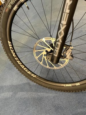 Nahaufnahme eines Mountainbike-Vorderrads mit Scheibenbremse. Nahaufnahme eines Mountainbike-Vorderrads mit Scheibenbremse.