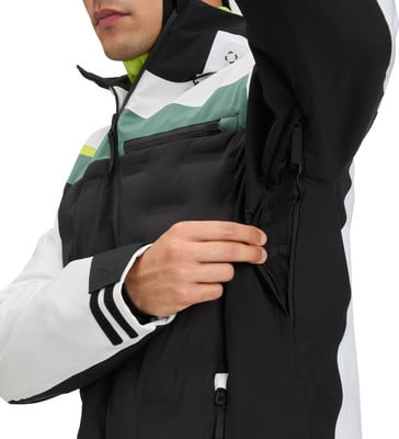 Ein Mann schließt einen Reißverschluss an einer Jacke mit farbigen Einsätzen. Ein Mann schließt einen Reißverschluss an einer Jacke mit farbigen Einsätzen.