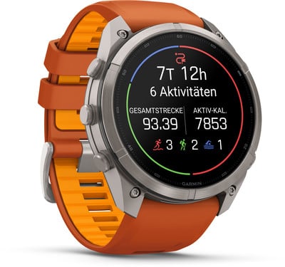 Eine Garmin Smartwatch mit orangefarbenem Armband zeigt Aktivität und Distanz an. Eine Garmin Smartwatch mit orangefarbenem Armband zeigt Aktivität und Distanz an.