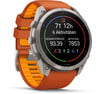 Eine Garmin Smartwatch mit orangefarbenem Armband zeigt Aktivität und Distanz an.