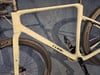 Detail eines hellgrünen Cube Gravelbike-Rahmens mit Rädern und Pedalen.