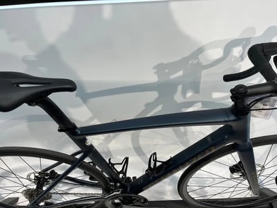 Ein dunkelblaues Rennrad mit schwarzem Sattel und Lenkerband. Ein dunkelblaues Rennrad mit schwarzem Sattel und Lenkerband.