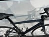Ein dunkelblaues Rennrad mit schwarzem Sattel und Lenkerband.