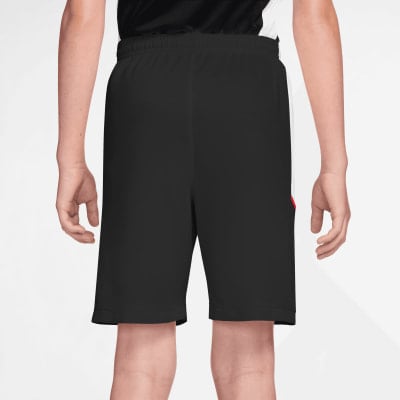 Rückansicht einer schwarzen Shorts mit weißem Streifen und rotem Detail. Rückansicht einer schwarzen Shorts mit weißem Streifen und rotem Detail.
