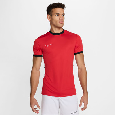 Ein Mann in einem roten Kurzarmshirt und weißer Hose posiert. Ein Mann in einem roten Kurzarmshirt und weißer Hose posiert.