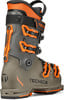 Tecnica Mach 1 Junior Skischuh mit orangefarbenen Schnallen.