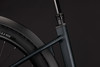 Detail eines hinteren Schutzblechs und eines Sitzrohrs eines E-Bikes vor dunklem Hintergrund.
