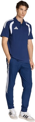 Ein Mann in dunkelblauer Adidas Sportbekleidung mit weißen Streifen. Ein Mann in dunkelblauer Adidas Sportbekleidung mit weißen Streifen.