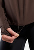 Detail eines Damen-Sweatshirts in Braun mit verstellbarem Kordelzug am Bund.